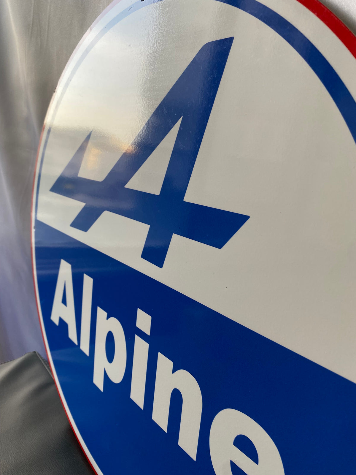 Alpine Yuvarlak Metal Tabela