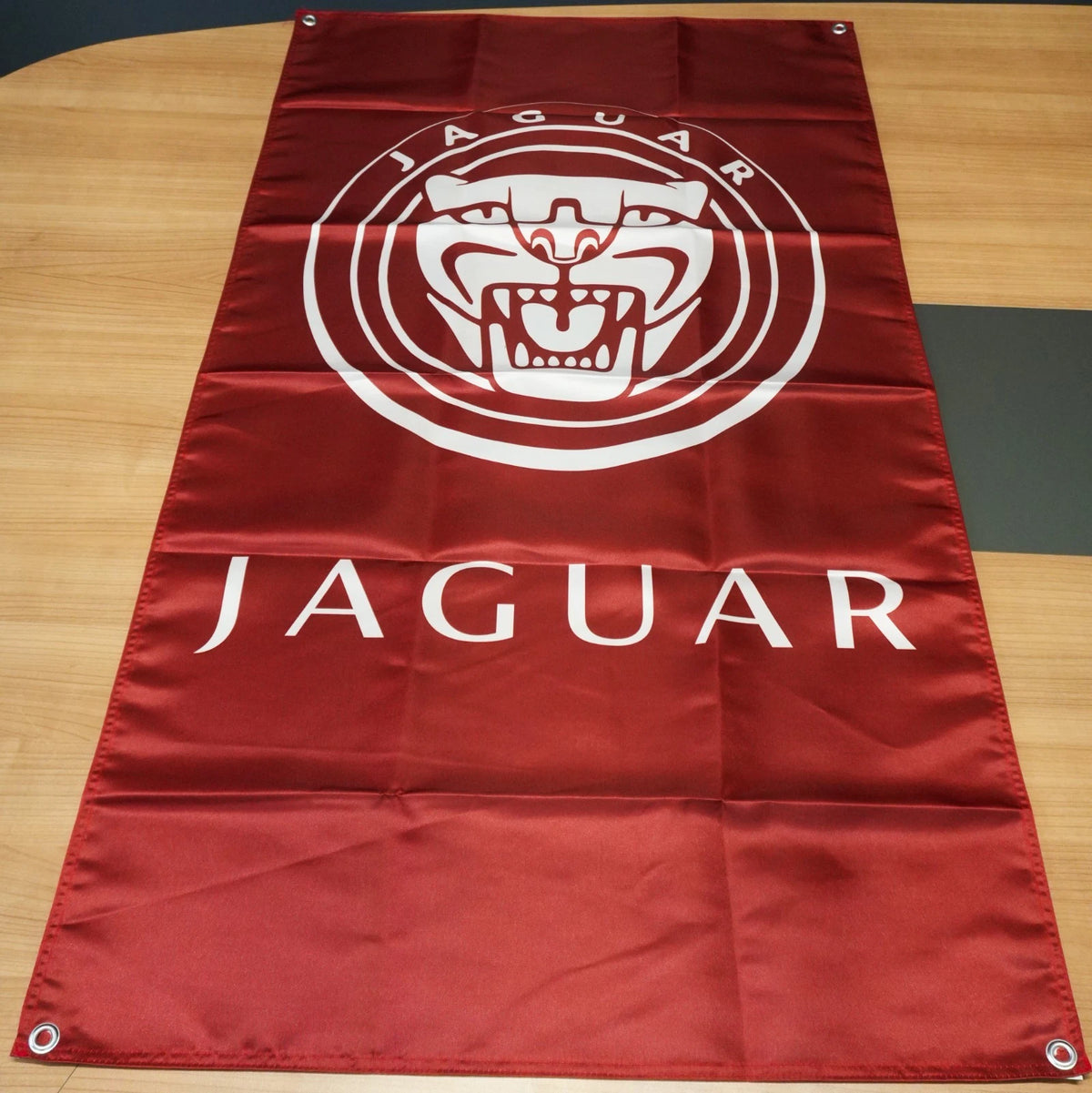 Jaguar Heritage Red Emblem Flama