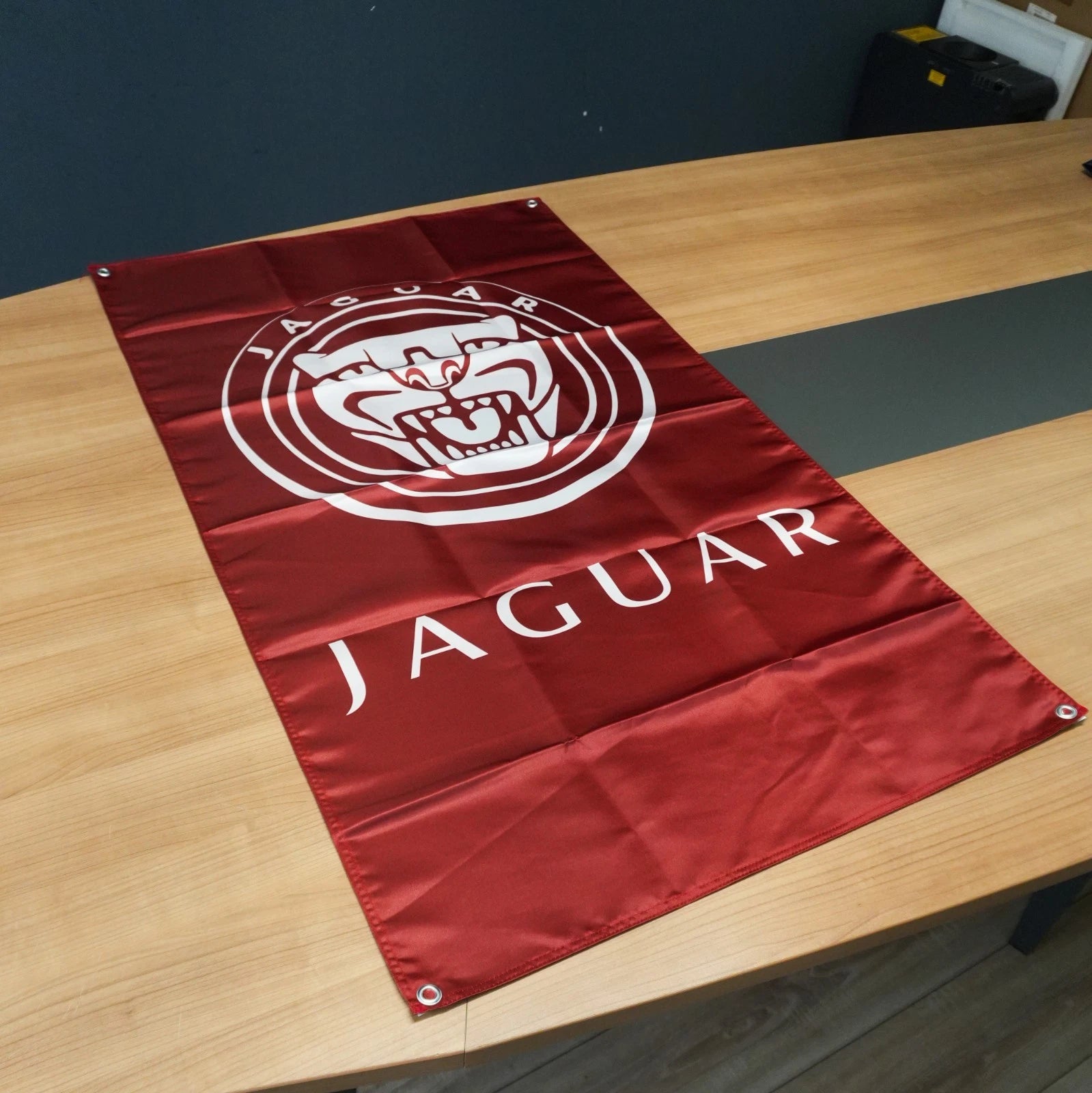 Jaguar Heritage Red Emblem Flama