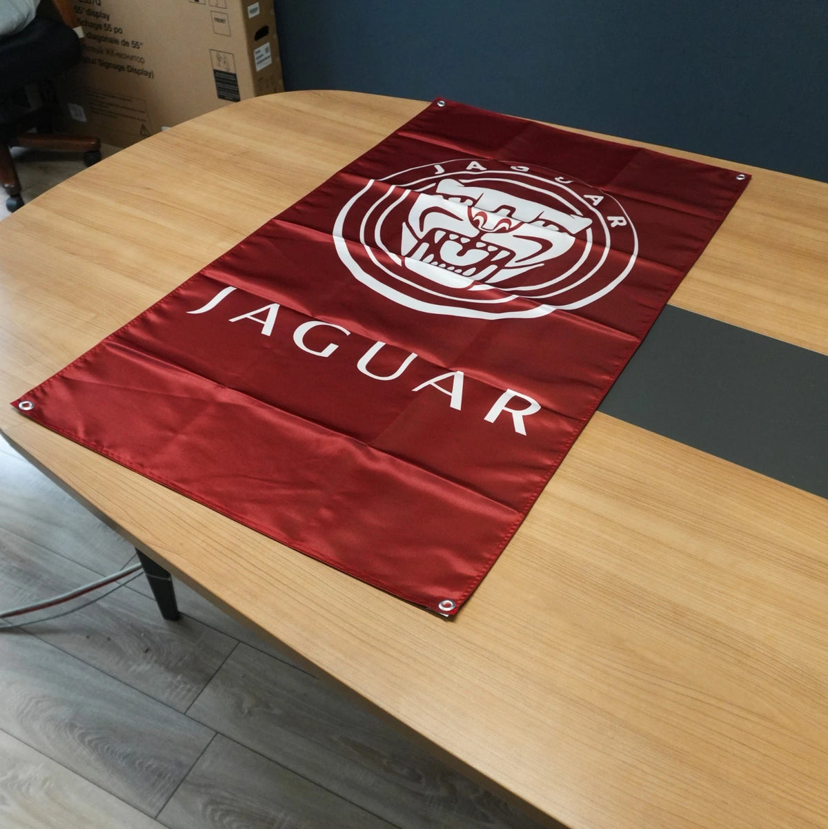 Jaguar Heritage Red Emblem Flama